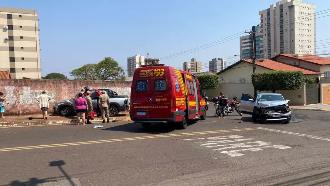 Motorista avan&ccedil;a preferencial, faz carro rodar e vai parar em muro  