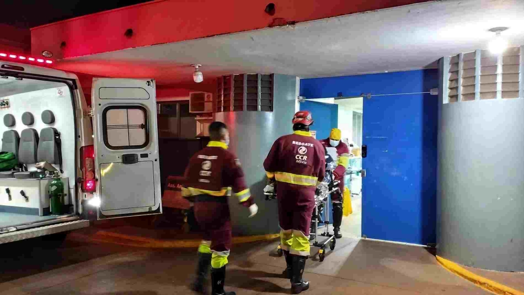 Mulher capota carro na BR-163 ao pegar cobertor e fica ferida