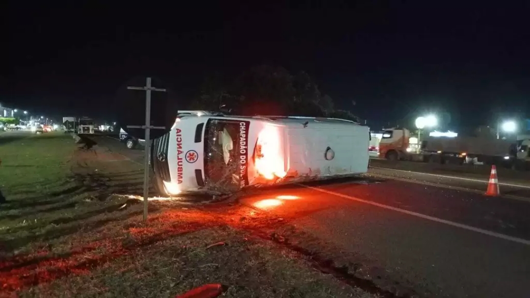 Motorista perde controle da dire&ccedil;&atilde;o e ambul&acirc;ncia tomba na BR  