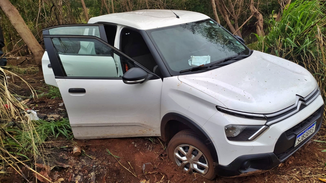 Corsa levado de alojamento na Rua Rio de Janeiro &eacute; localizado capotado em travess&atilde;o do S&atilde;o Pedro