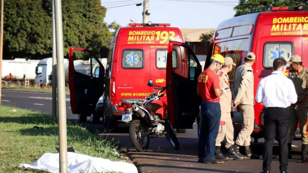 Motociclista perde controle da dire&ccedil;&atilde;o e morre ao bater em poste  