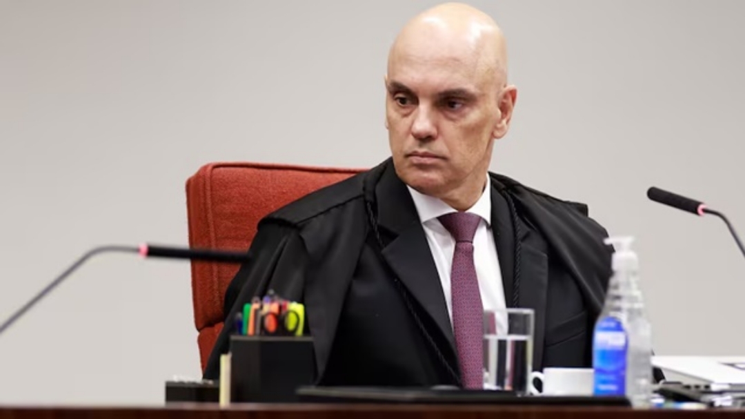 Moraes determina suspens&atilde;o do &lsquo;X&rsquo; no Brasil 