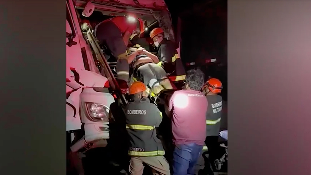 Cone de sinaliza&ccedil;&atilde;o voa, tr&ecirc;s carretas batem e motorista &eacute; retirado de ferragens