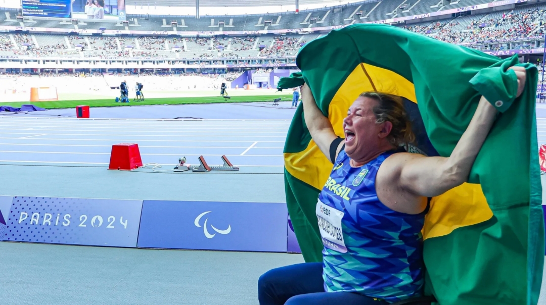 Beth Gomes conquista prata e quebra recorde mundial