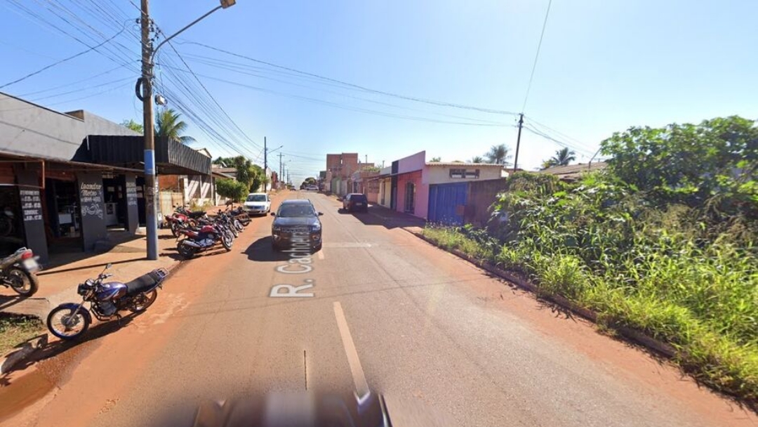 Jovem sai verificar barulho em frente de casa e acaba baleado por dupla 