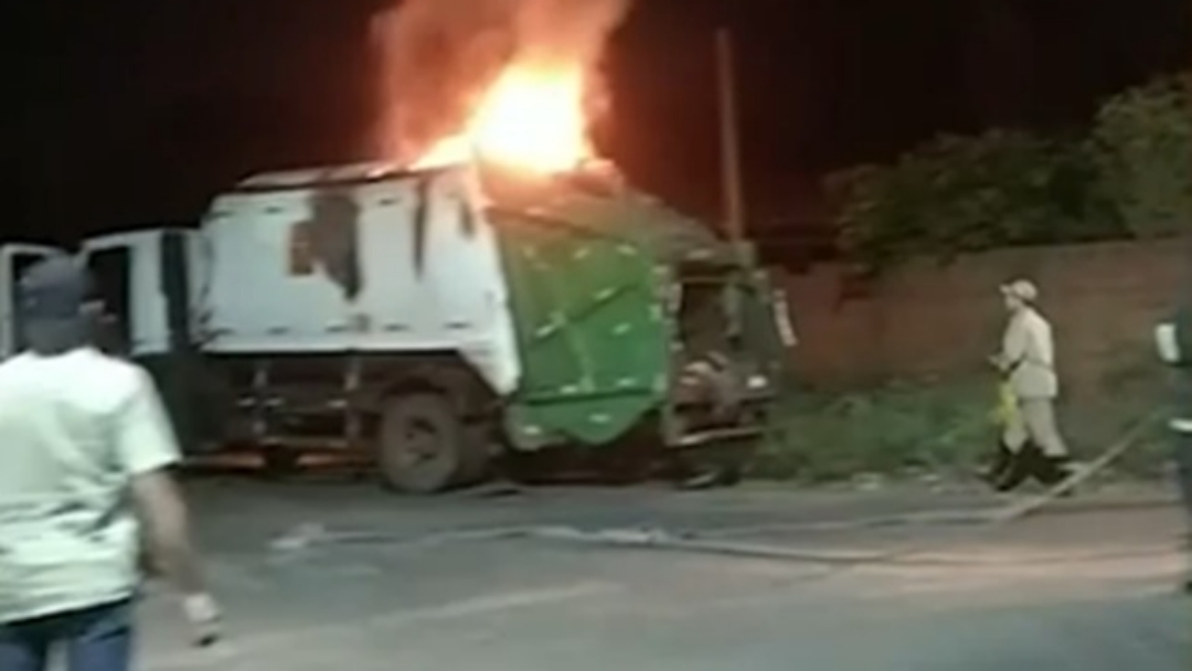 Caminh&atilde;o de coleta de lixo pega fogo e mobiliza Corpo de Bombeiros