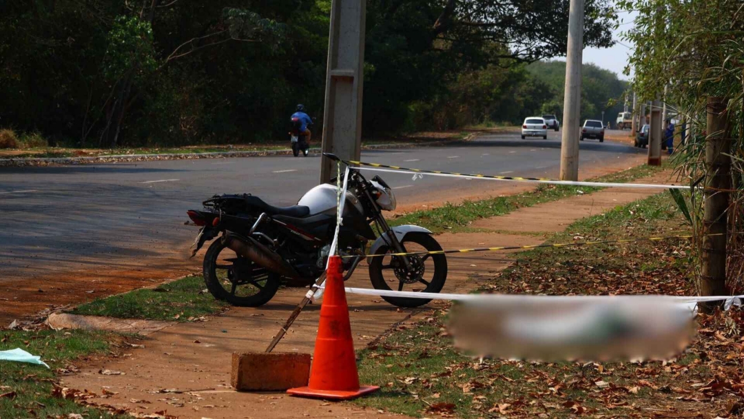 Motociclista que morreu em cruzamento bateu em meio-fio e foi arremessado contra cerca