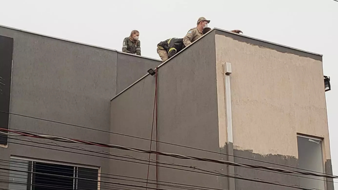 Pintor leva choque de 13 mil volts enquanto pintava telhado de academia 