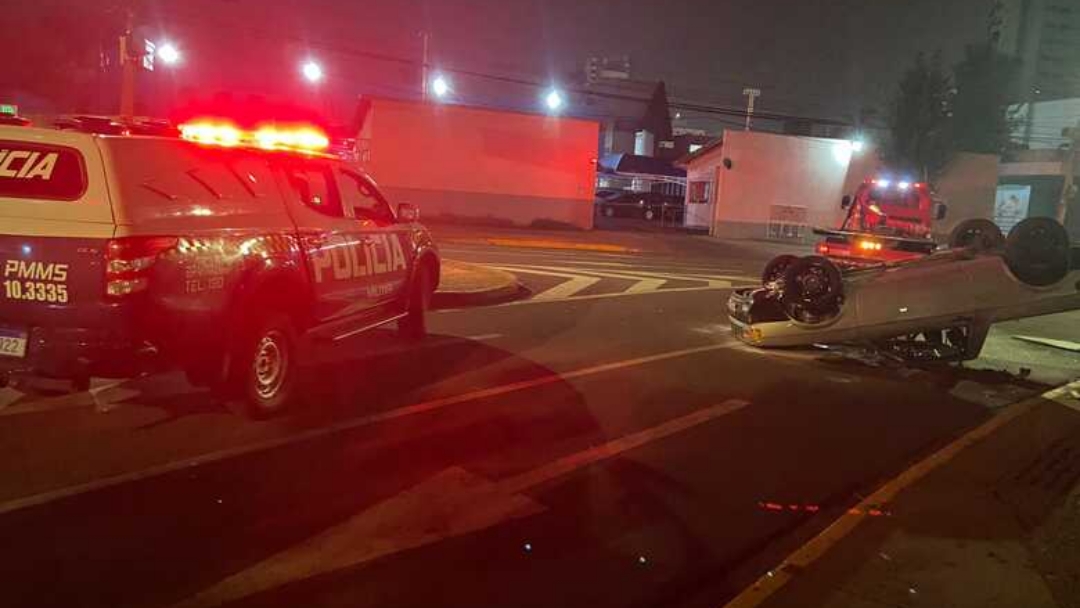 Motorista de Saveiro perde controle, bate em meio-fio e capota em frente a maternidade