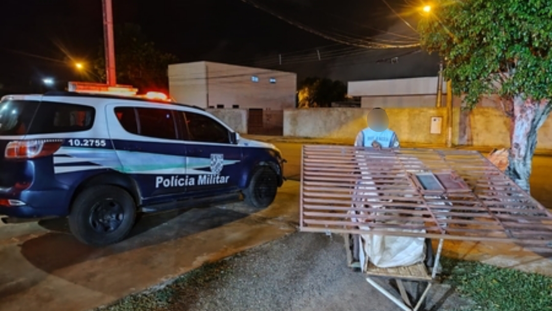 Rapaz que levava port&atilde;o roubado em carrinho de reciclagem &eacute; condenado a 22 meses de pris&atilde;o