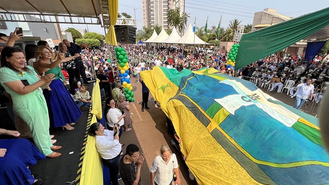 Desfile da Independ&ecirc;ncia na Avenida Antero Lemes com apresenta&ccedil;&atilde;o de 43 entidades