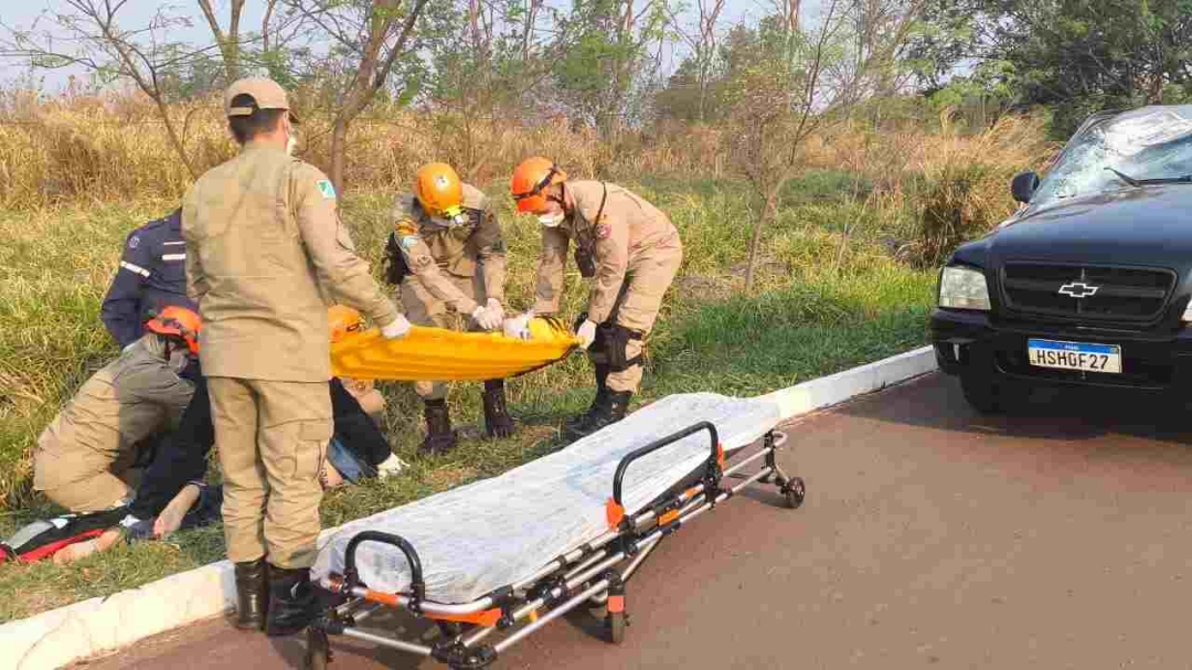 Motorista perde controle de caminhonete e fica ferido