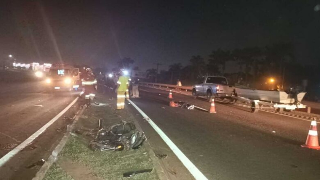 Motociclista morre ap&oacute;s bater de frente contra caminhonete 