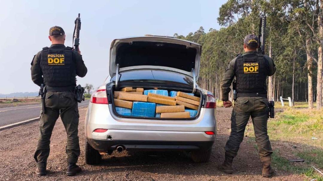 Motorista abandona carro com 1 tonelada de maconha 