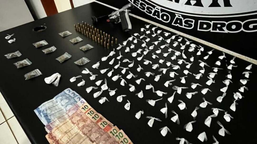 Tr&ecirc;s s&atilde;o presos por tr&aacute;fico de drogas e porte ilegal de arma de fogo