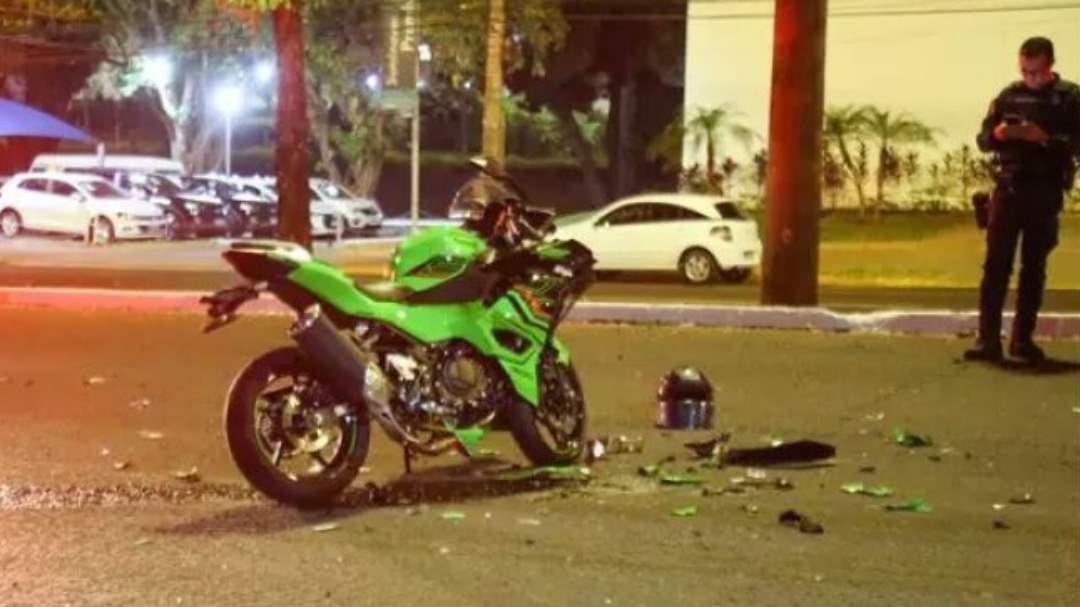 Motociclista &eacute; socorrido em estado grave ao colidir com pick-up