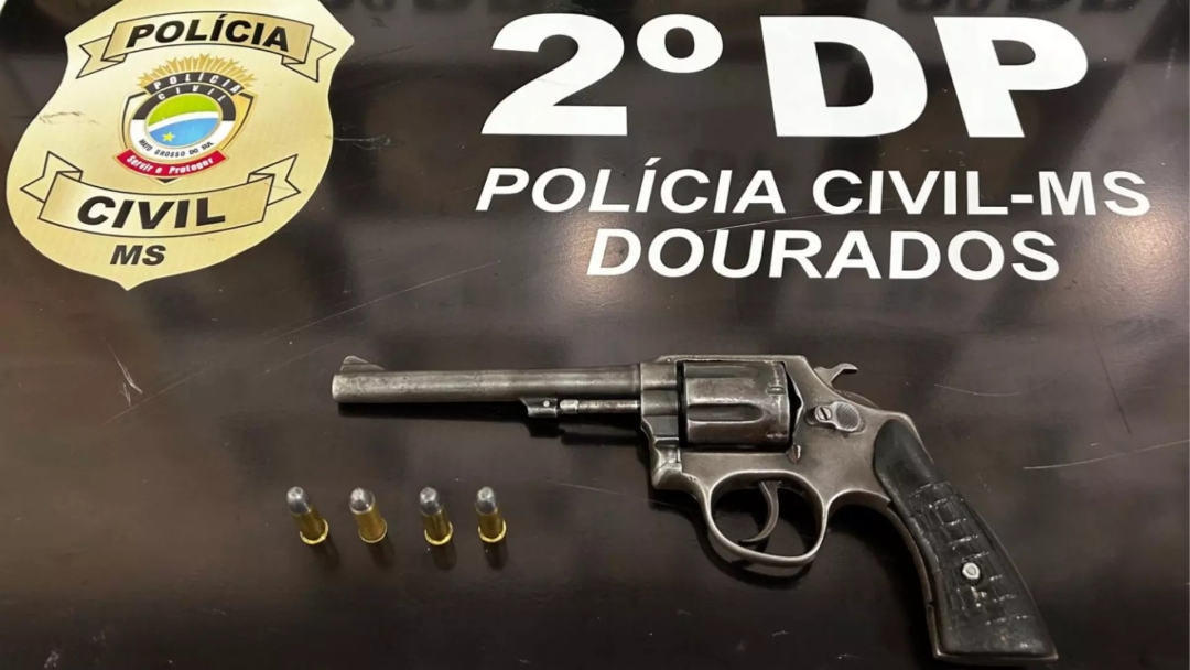 Jovem &eacute; preso no momento em que saia para vender arma