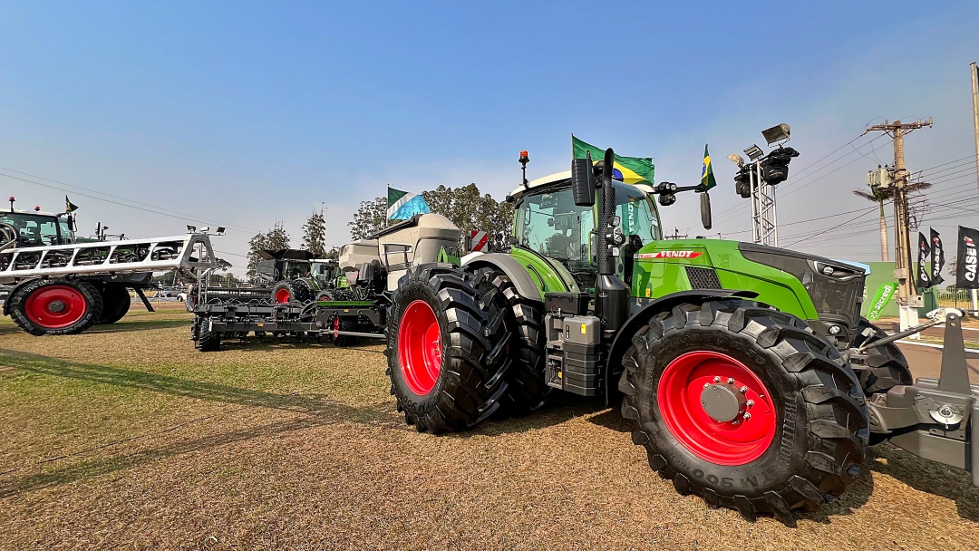 25&ordm; Expo Sidrol&acirc;ndia tem colheitadeiras de R$ 6 milh&otilde;es e trator de um milh&atilde;o de d&oacute;lares