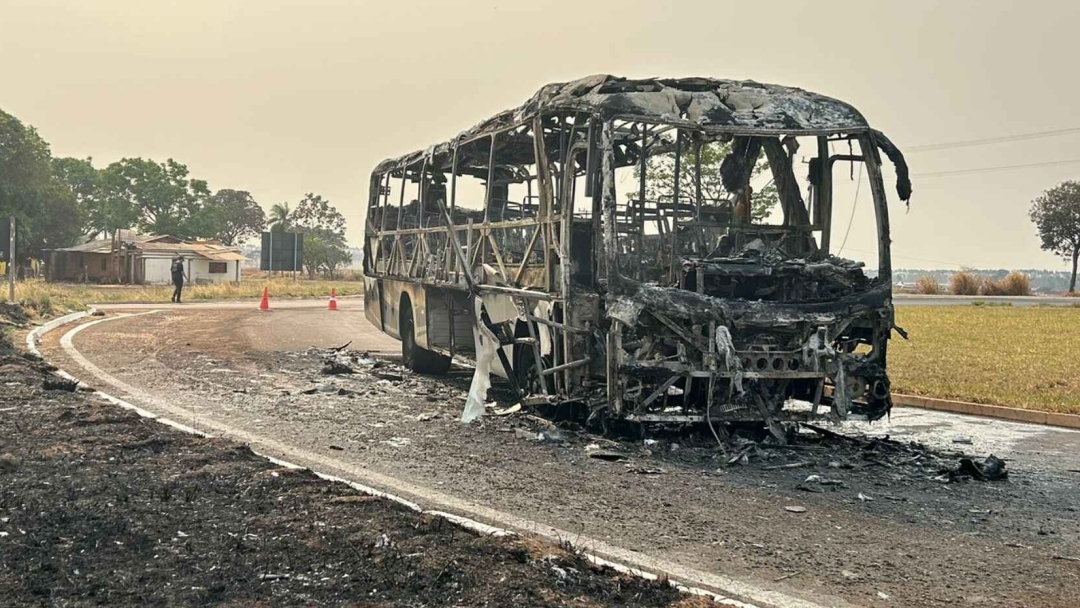 Pane el&eacute;trica teria causado inc&ecirc;ndio em &ocirc;nibus com 27 passageiros na MS-080 