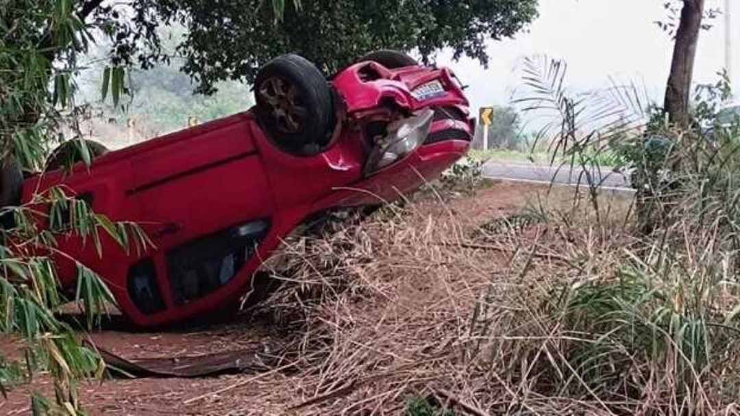 Motorista abandona carro ap&oacute;s capotar v&aacute;rias vezes na MS-276