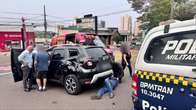 Motociclista fica ferido ap&oacute;s colis&atilde;o contra carro em convers&atilde;o na Afonso Pena