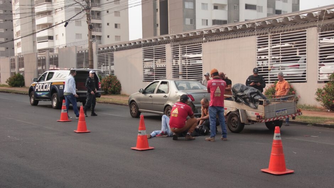 Motociclista avan&ccedil;a o pare, bate em reboque e fica ferido na Vila Carvalho