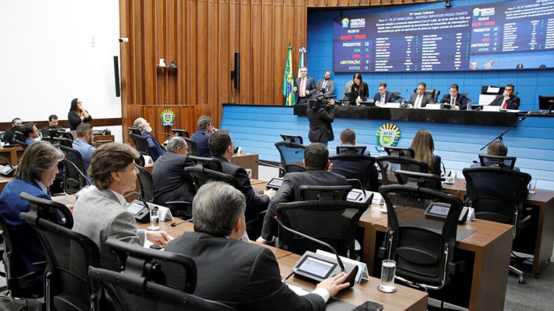 Quatro deputados estaduais &quot;brigam&quot; por Primeira-Secretaria da Assembleia