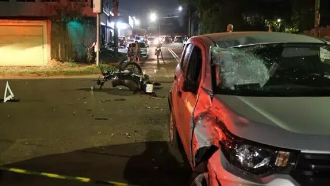 Motociclista morre ao colidir com autom&oacute;vel 