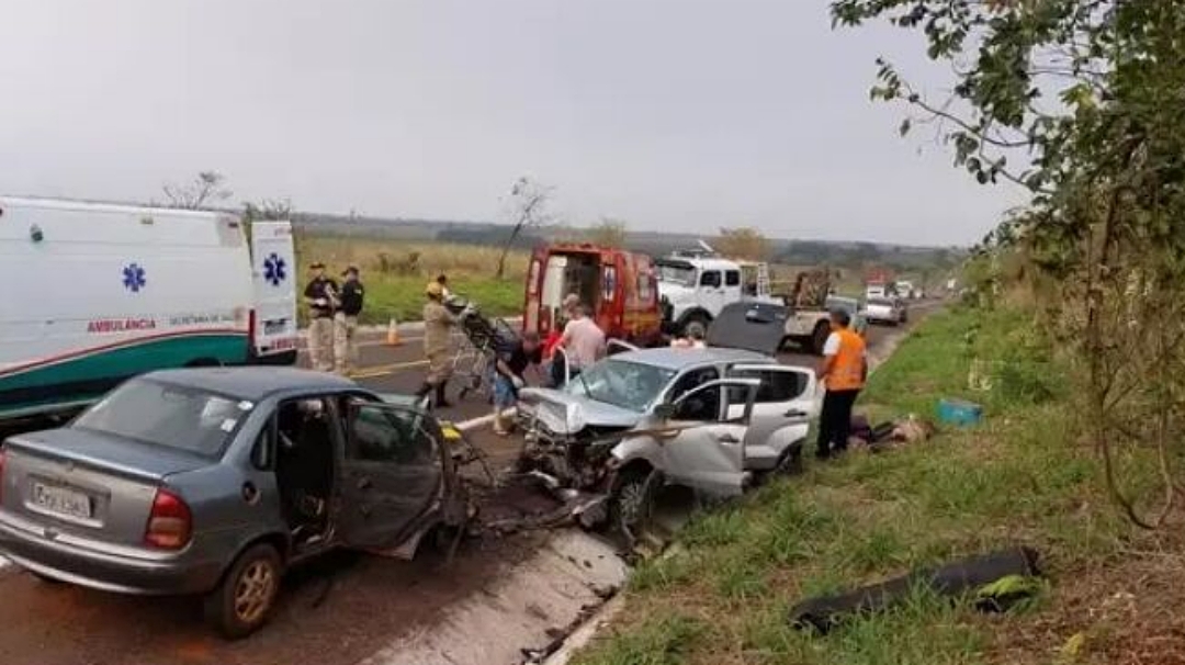 Tentativa de ultrapassagem em rodovia deixa umn morto e 5 feridos