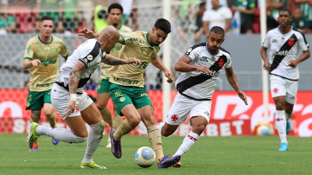 Palmeiras vence o Vasco em Bras&iacute;lia e segue na vice-lideran&ccedil;a