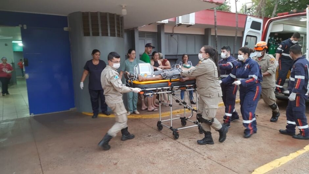 Jovem morre baleado na cabe&ccedil;a em frente a conveni&ecirc;ncia 