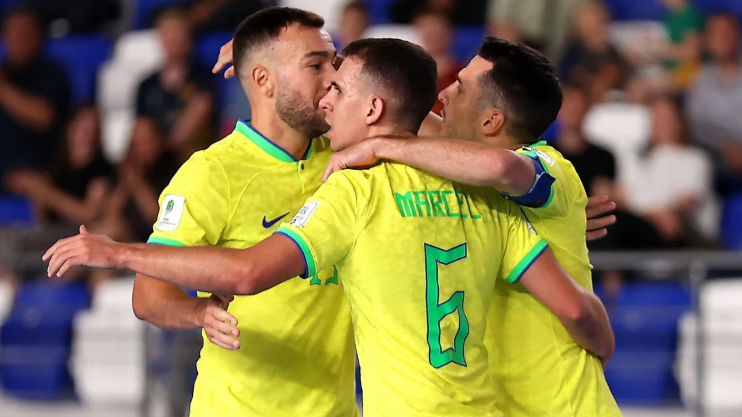 Brasil goleia Costa Rica e est&aacute; nas quartas da Copa do Mundo de Futsal