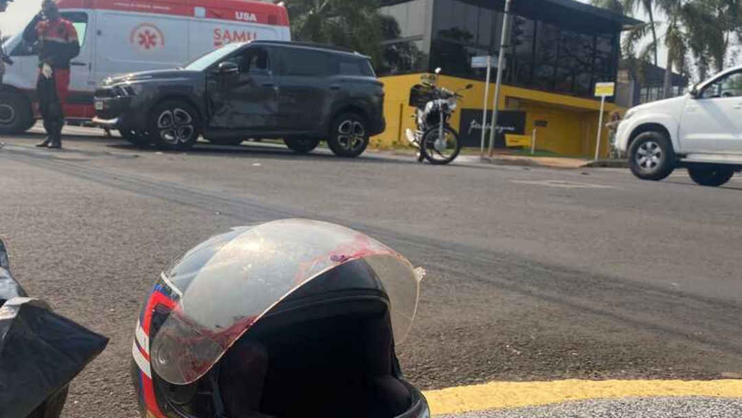 Capacete racha e motociclista fica em estado grave ap&oacute;s acidente