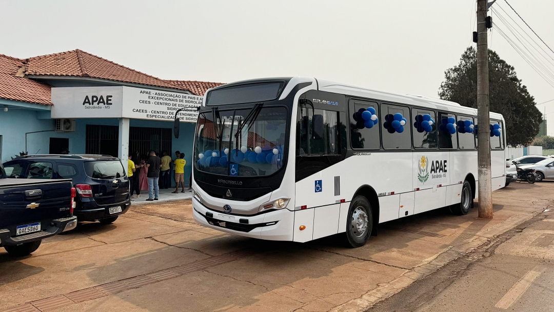 APAE de Sidrol&acirc;ndia recebe novo &ocirc;nibus para o transporte escolar