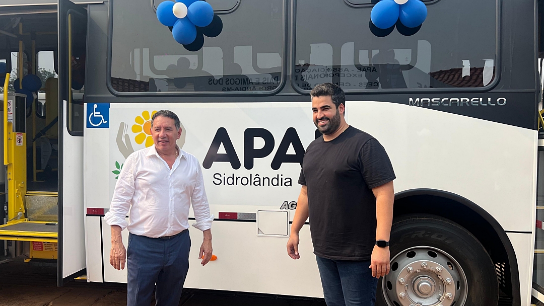 APAE de Sidrol&acirc;ndia recebe novo &ocirc;nibus para o transporte escolar