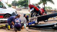 Mulher fratura perna ap&oacute;s motorista desrespeitar sinaliza&ccedil;&atilde;o e bater em motocicleta no Universit&aacute;rio