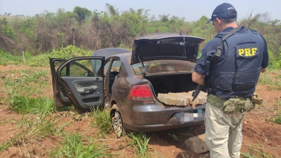 Condutor foge e PRF apreende maconha em ve&iacute;culo