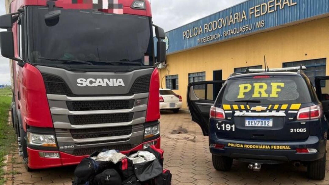 Caminhoneiro &eacute; flagrado transportando drogas e confessa uso de coca&iacute;na e rebite