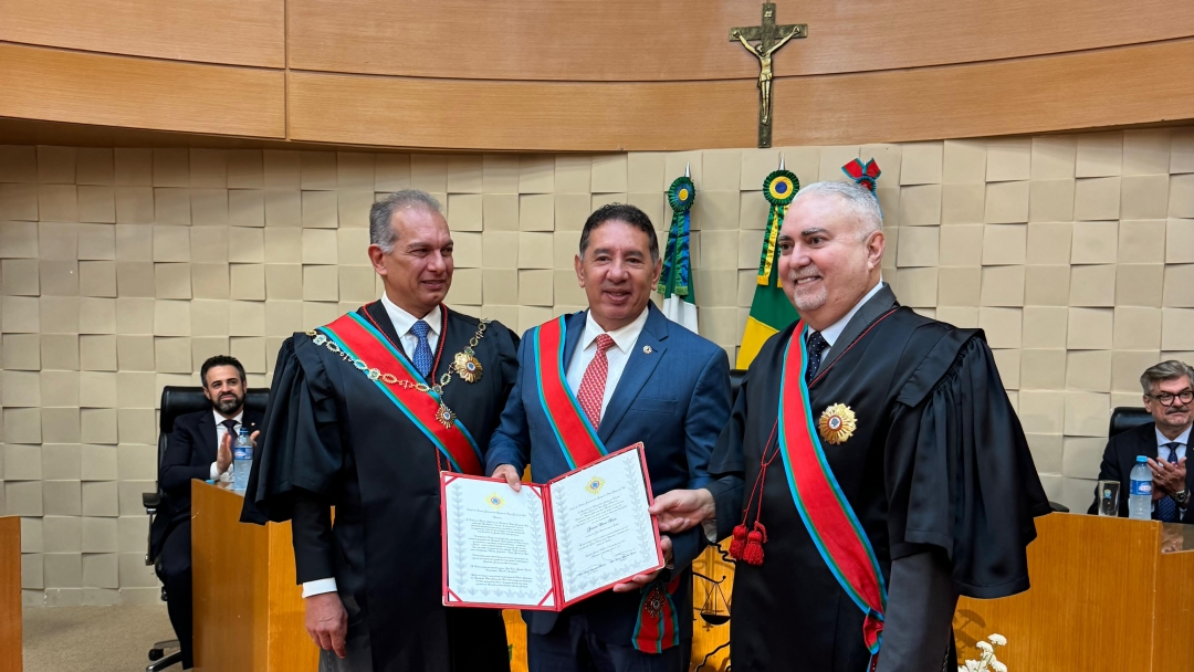 Presidente da ALEMS recebe Comenda do M&eacute;rito Judici&aacute;rio do Tribunal de Justi&ccedil;a