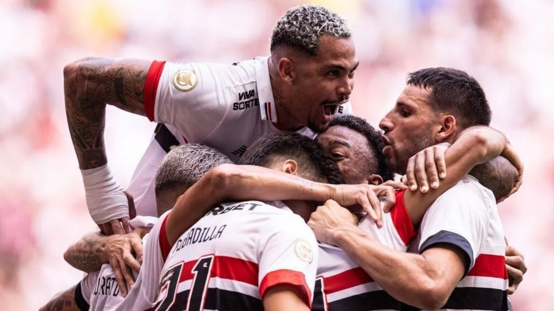 Com dois a mais, S&atilde;o Paulo vence e complica Corinthians 