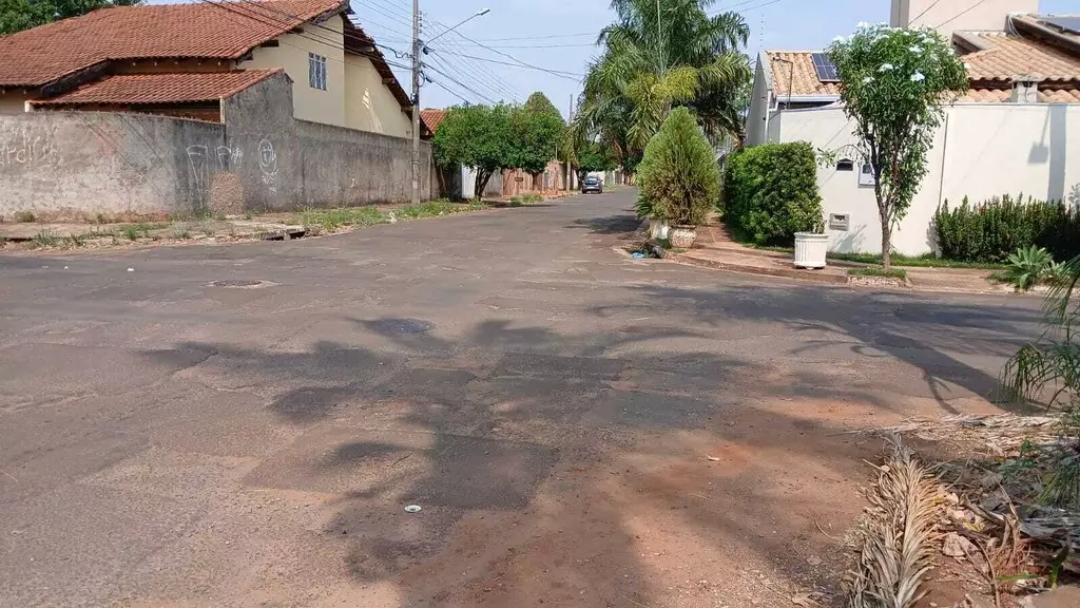 Cruzamento sem sinaliza&ccedil;&atilde;o causa acidente envolvendo carro, caminh&atilde;o e moto 