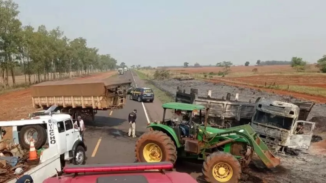 Carreta pega fogo ap&oacute;s sair da pista na BR- 267  