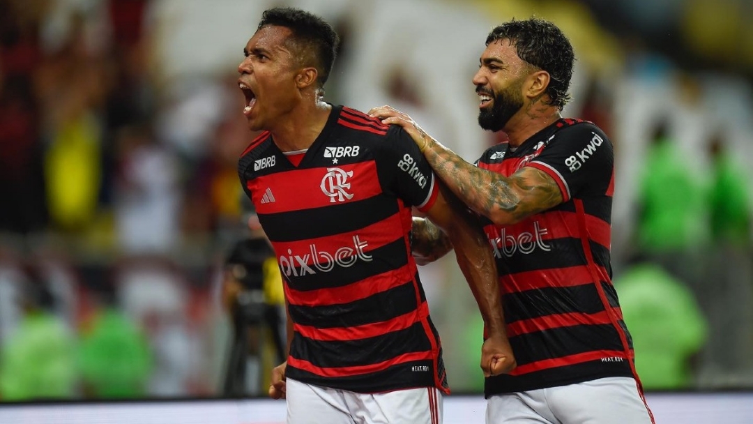 Flamengo vence Corinthians e fica em vantagem na disputa 