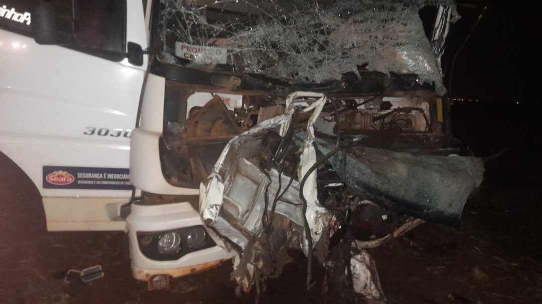 Motorista de Kombi invade pista contr&aacute;ria, bate em caminh&atilde;o e morre