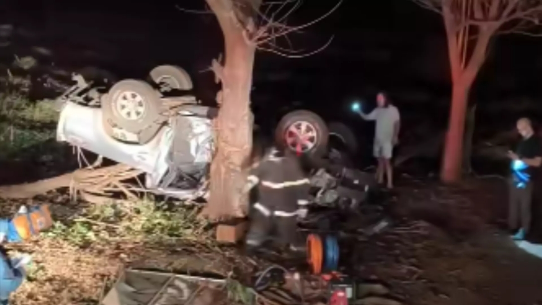 Caminhonete capota ao sair da pista, derruba cerca e &aacute;rvores matando dois em Vicentina