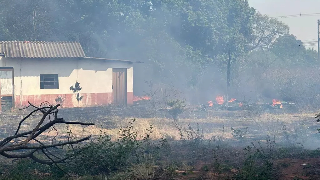 Grupo de jovens incendeia pneu em terreno e fogo quase atinge casa  