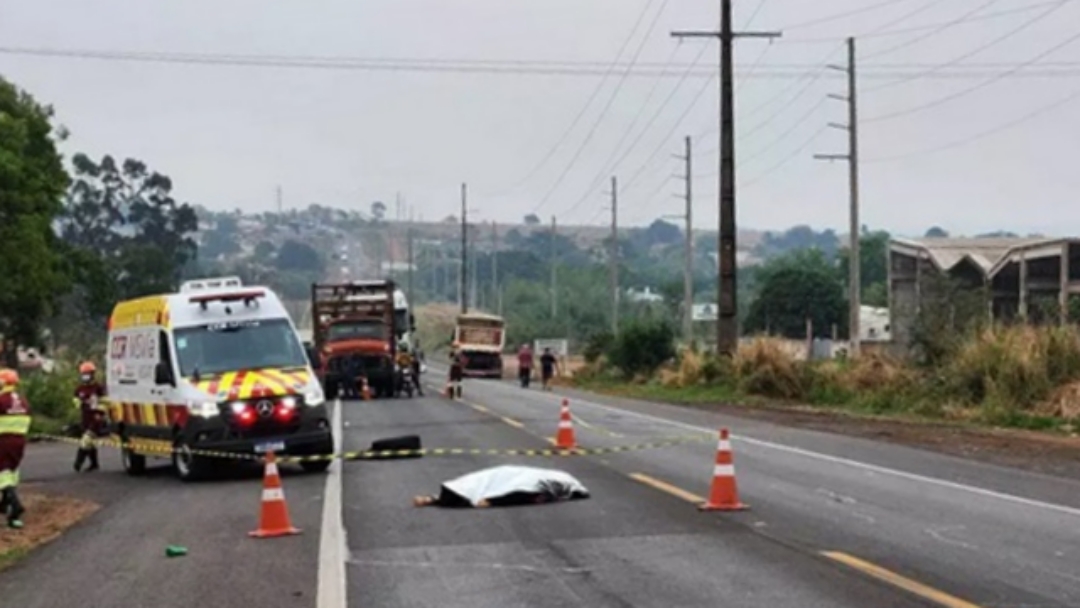 Motociclista morre ap&oacute;s colis&atilde;o com carreta 