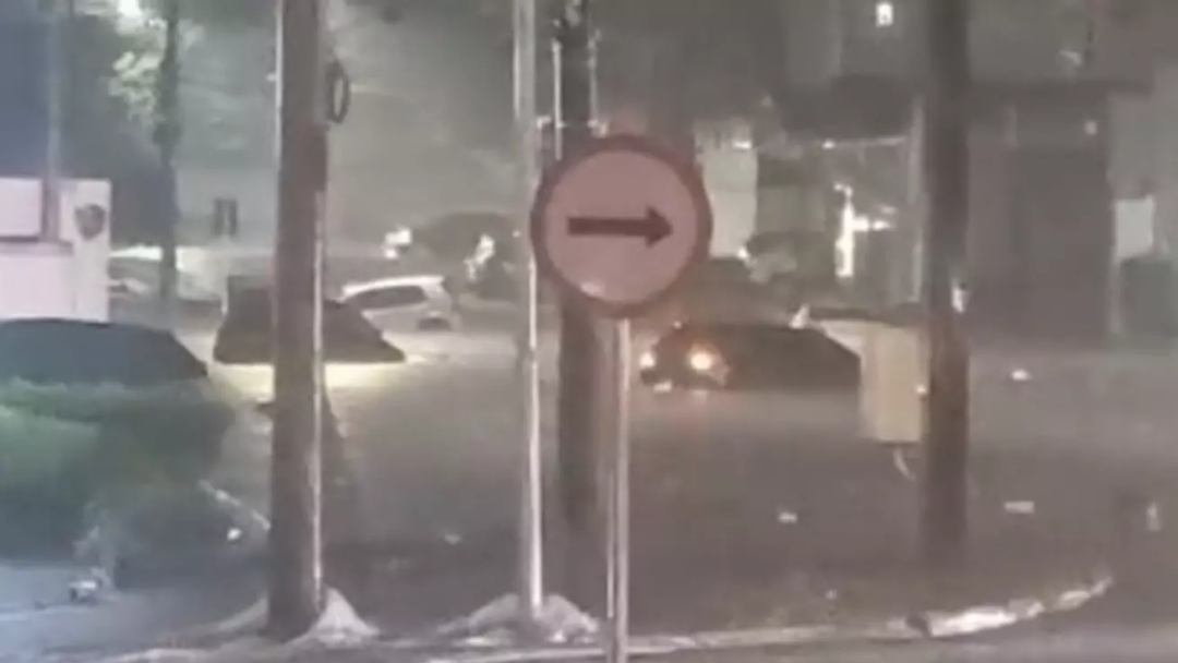 Duas mulheres e uma adolescente s&atilde;o resgatadas por PMs ap&oacute;s ficarem ilhadas em correnteza em Campo Grande