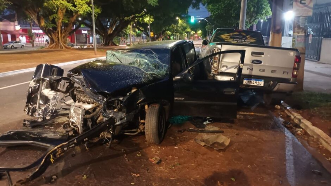 B&ecirc;bado, motorista provoca acidente e deixa dois feridos 