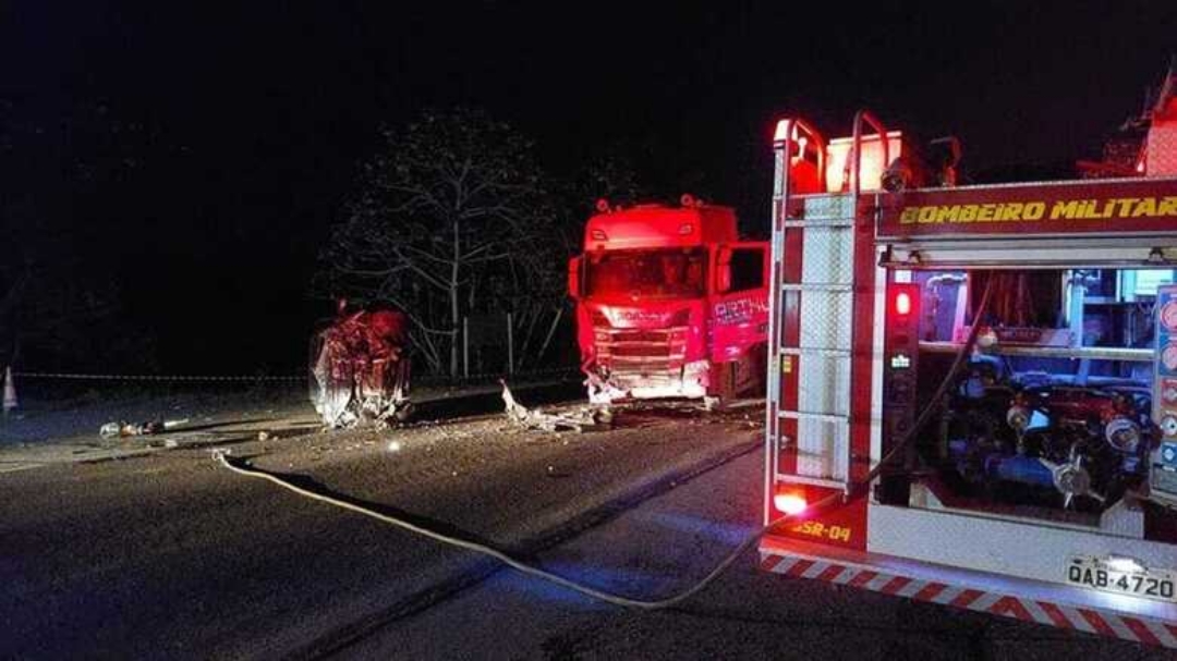 Motorista de picape morre em acidente com carreta na BR-262